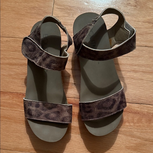 Corky Slidell Brown Leopard Print Sandals 2 in wedge - Picture 1 of 6